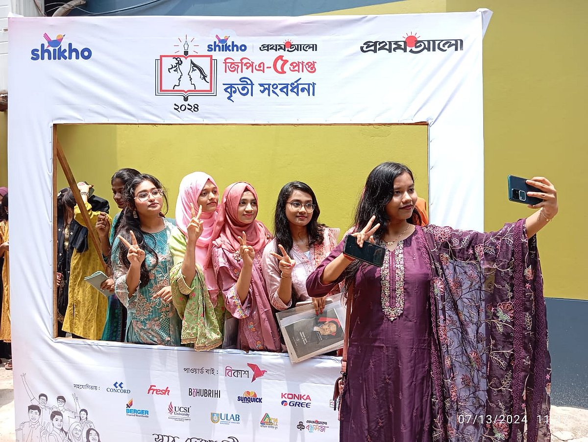 সংবর্ধনা অনুষ্ঠানে এসে দল বেঁধে ছবি তুলেছে কৃতী শিক্ষার্থীদের কেউ কেউ। আজ সকালে নড়াইল শহরের শেখ রিজেন্সি গেস্টহাউসের সামনে